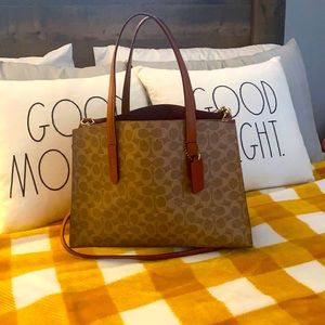 Very gently used authentic Coach bag ! Beautiful signature print. Clean! LN!